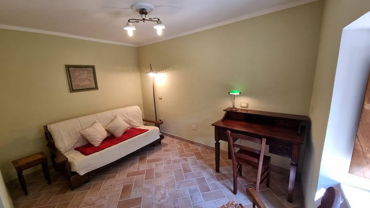 Chumba ambacho kinaweza kutumika kama studio iliyo na dawati na sofa au kama chumba cha kulala kilicho na kitanda cha sofa mara mbili