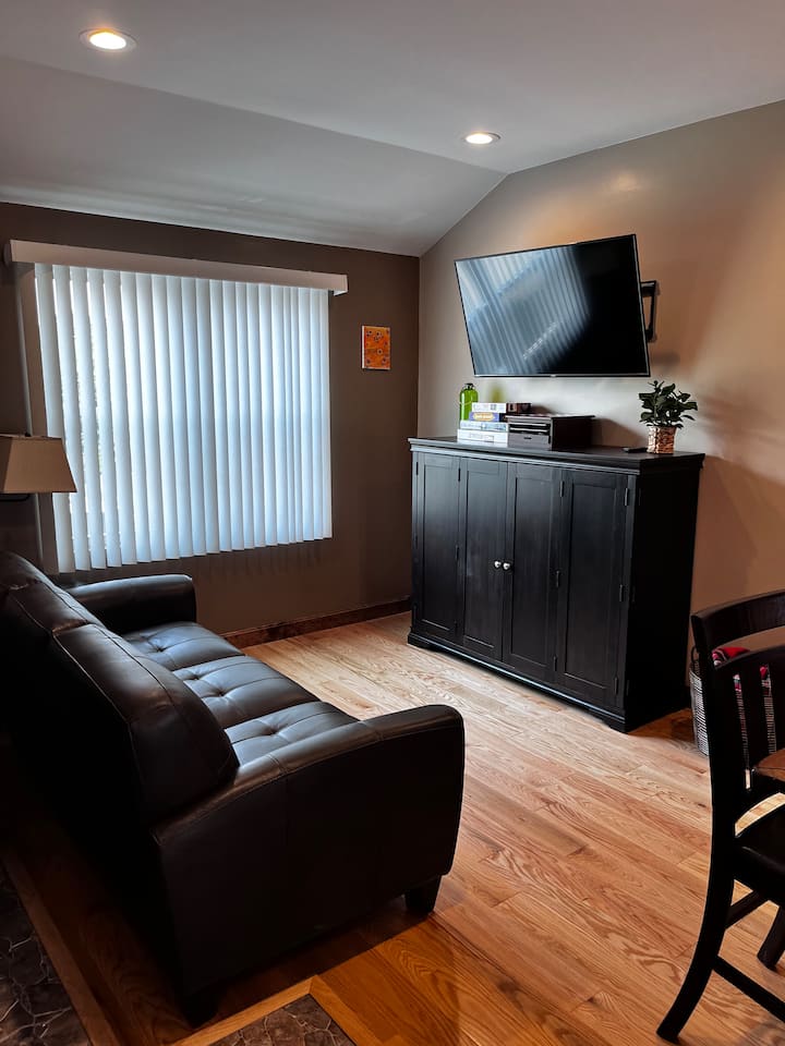 2nd Floor 2 Bedroom Apartment - Rhode Island