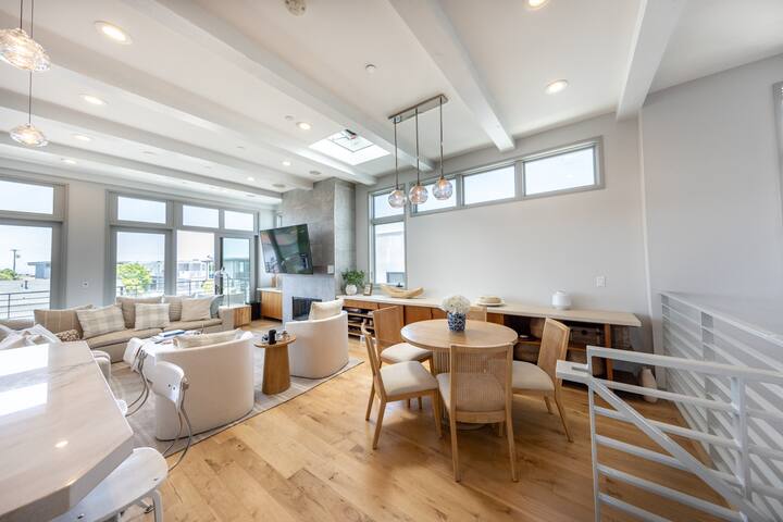 Ocean-View Luxury Beach Home – Walk 2 Beach & Park gallery image 3