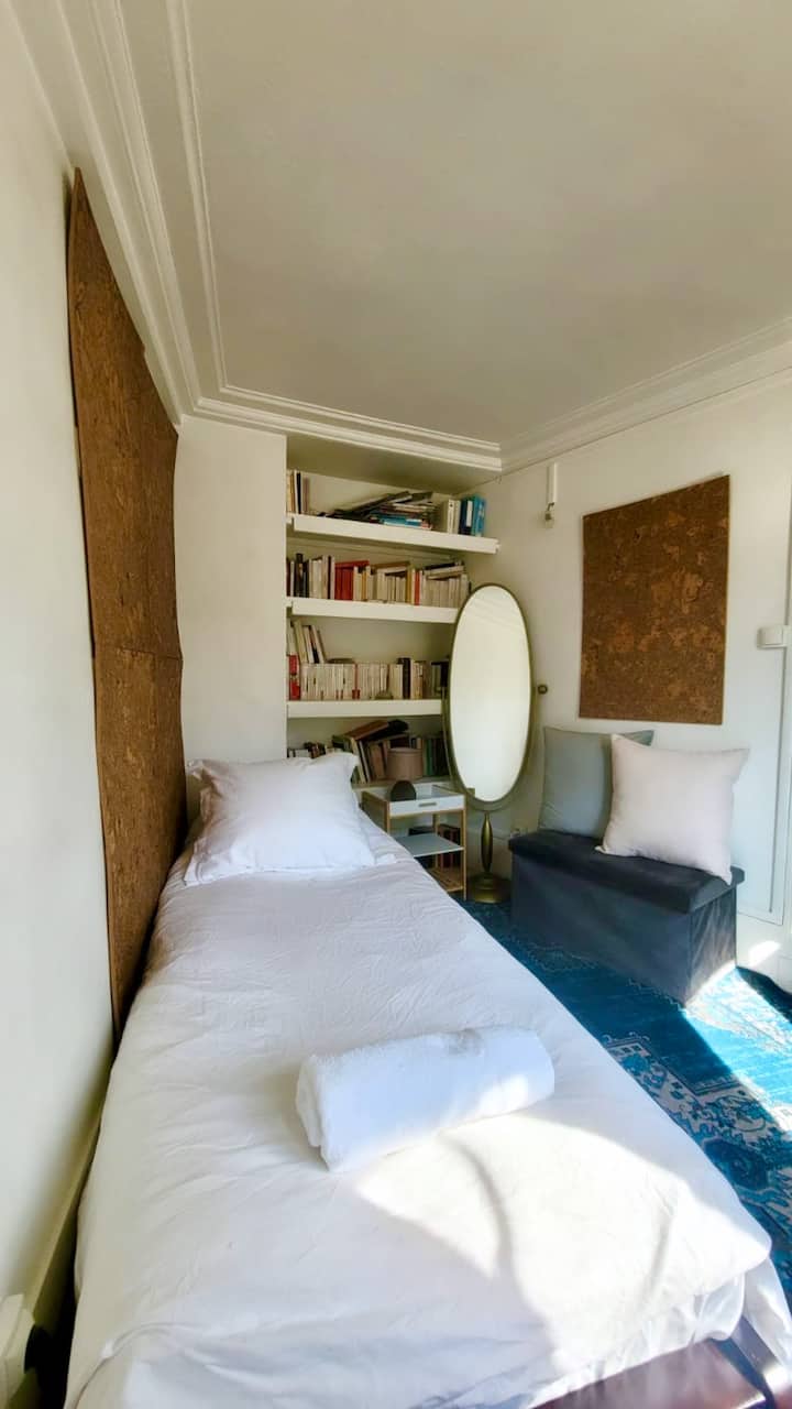 办公室日式床垫变成一张小单人床 