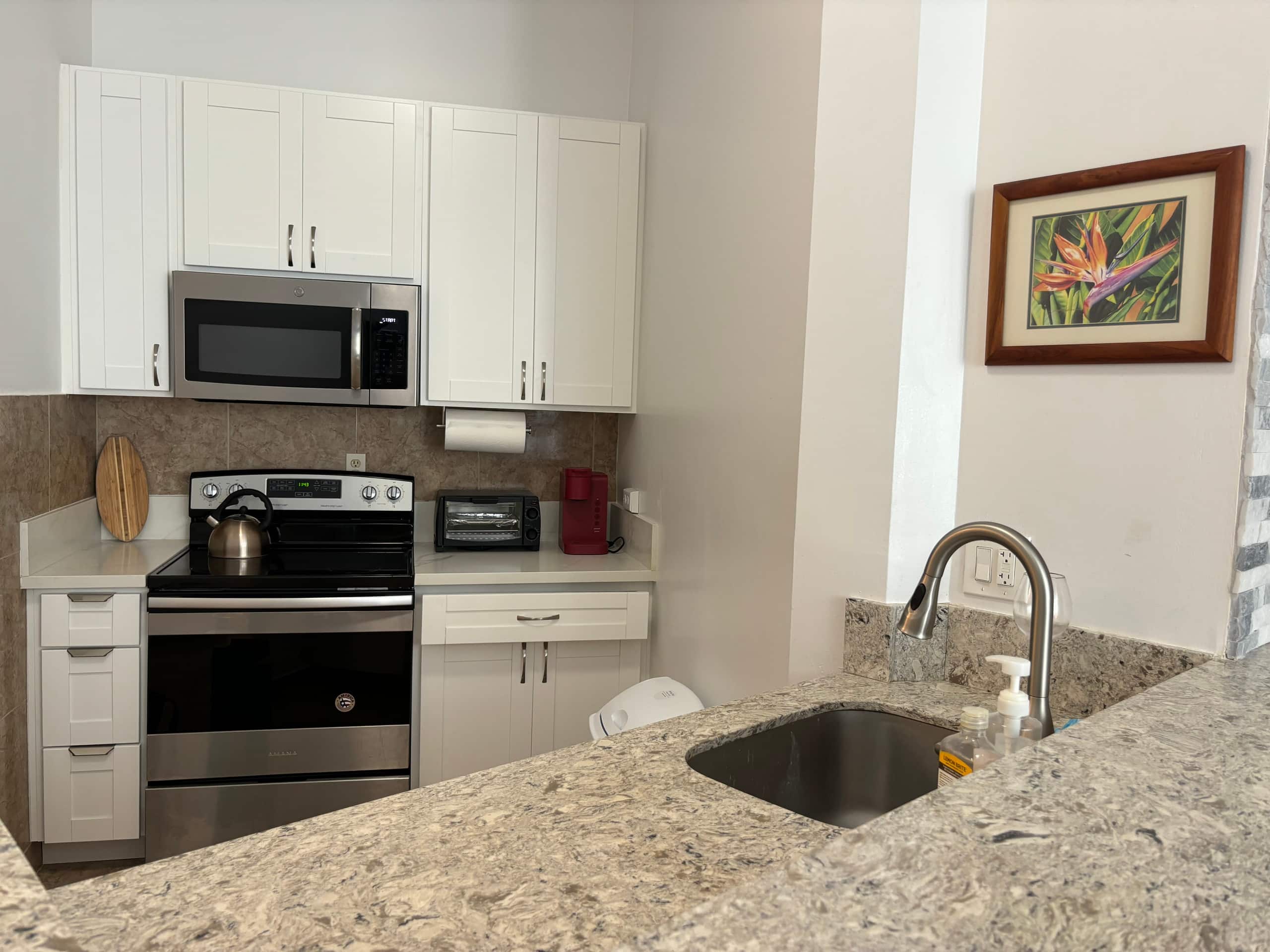Condo in Honolulu · ★4.76 · 2 bedrooms · 4 beds · 1 private bath - Image 6