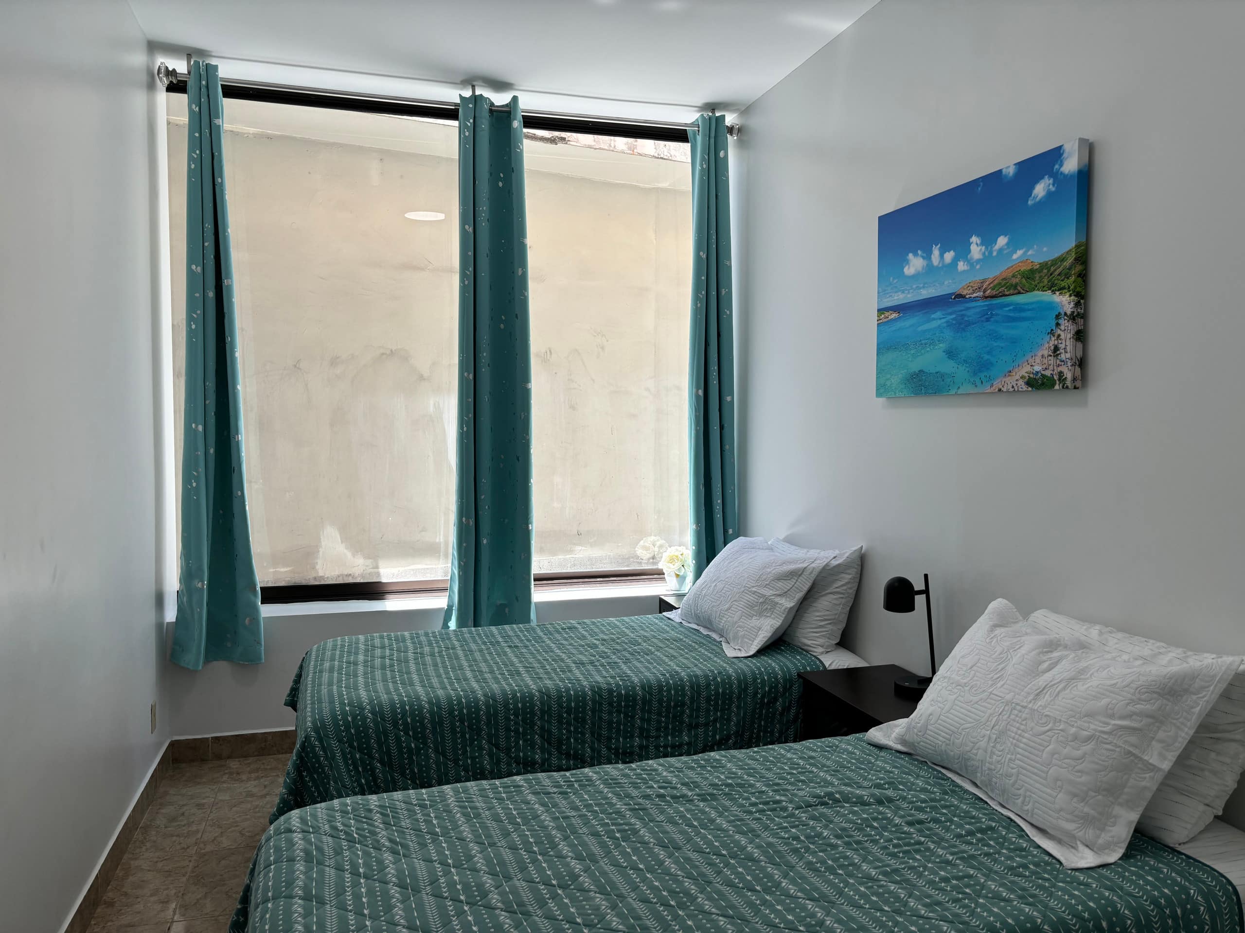 Condo in Honolulu · ★4.76 · 2 bedrooms · 4 beds · 1 private bath - Image 3
