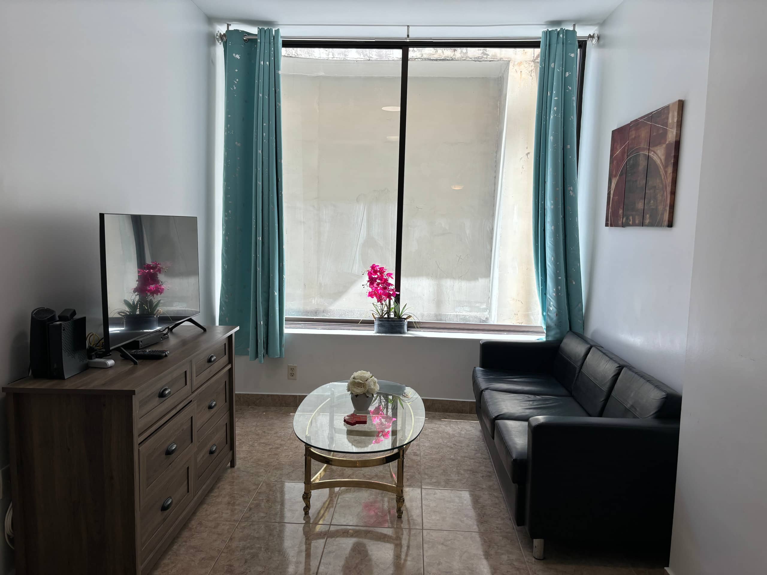 Condo in Honolulu · ★4.76 · 2 bedrooms · 4 beds · 1 private bath - Image 4