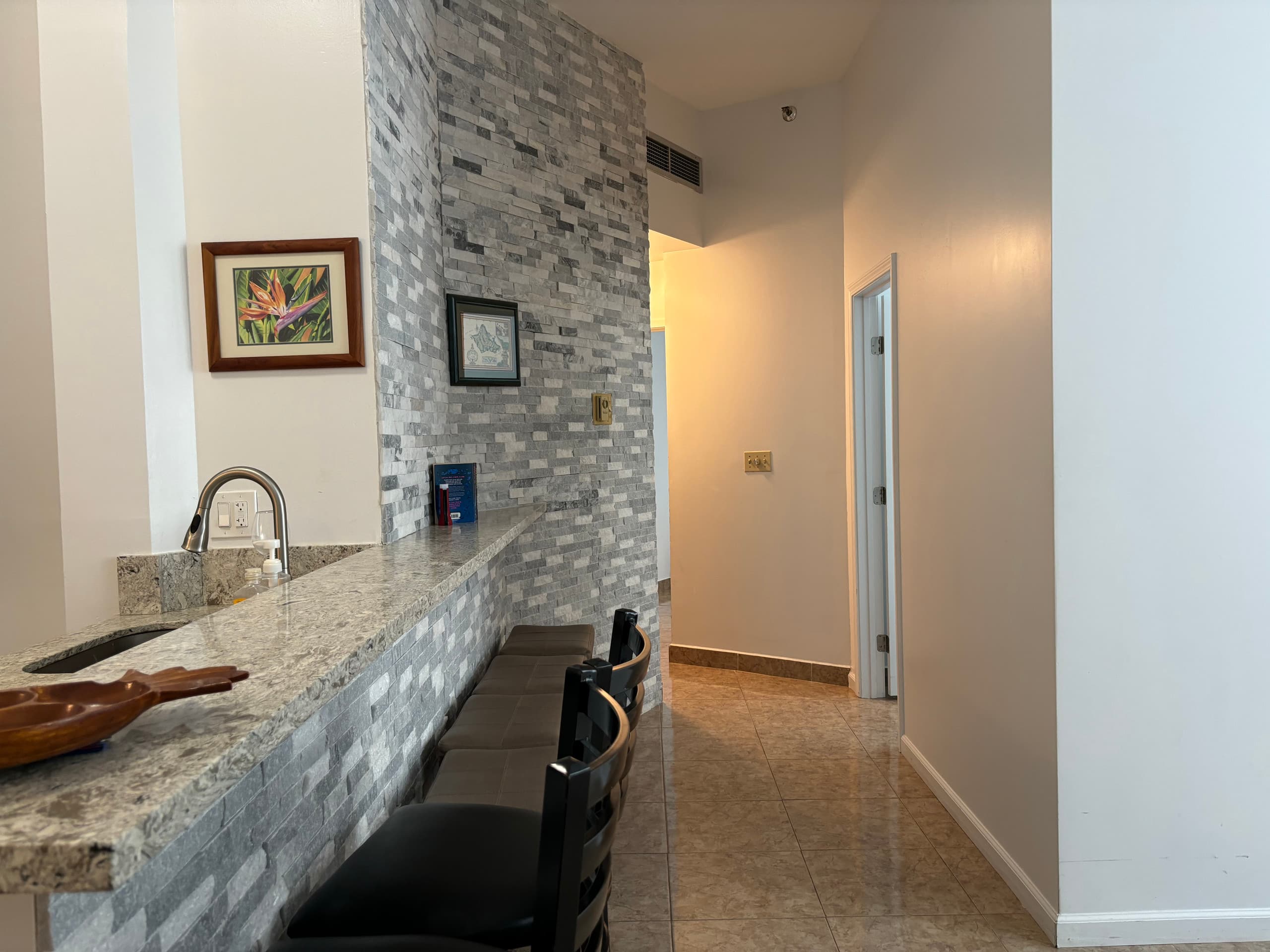 Condo in Honolulu · ★4.76 · 2 bedrooms · 4 beds · 1 private bath - Image 8