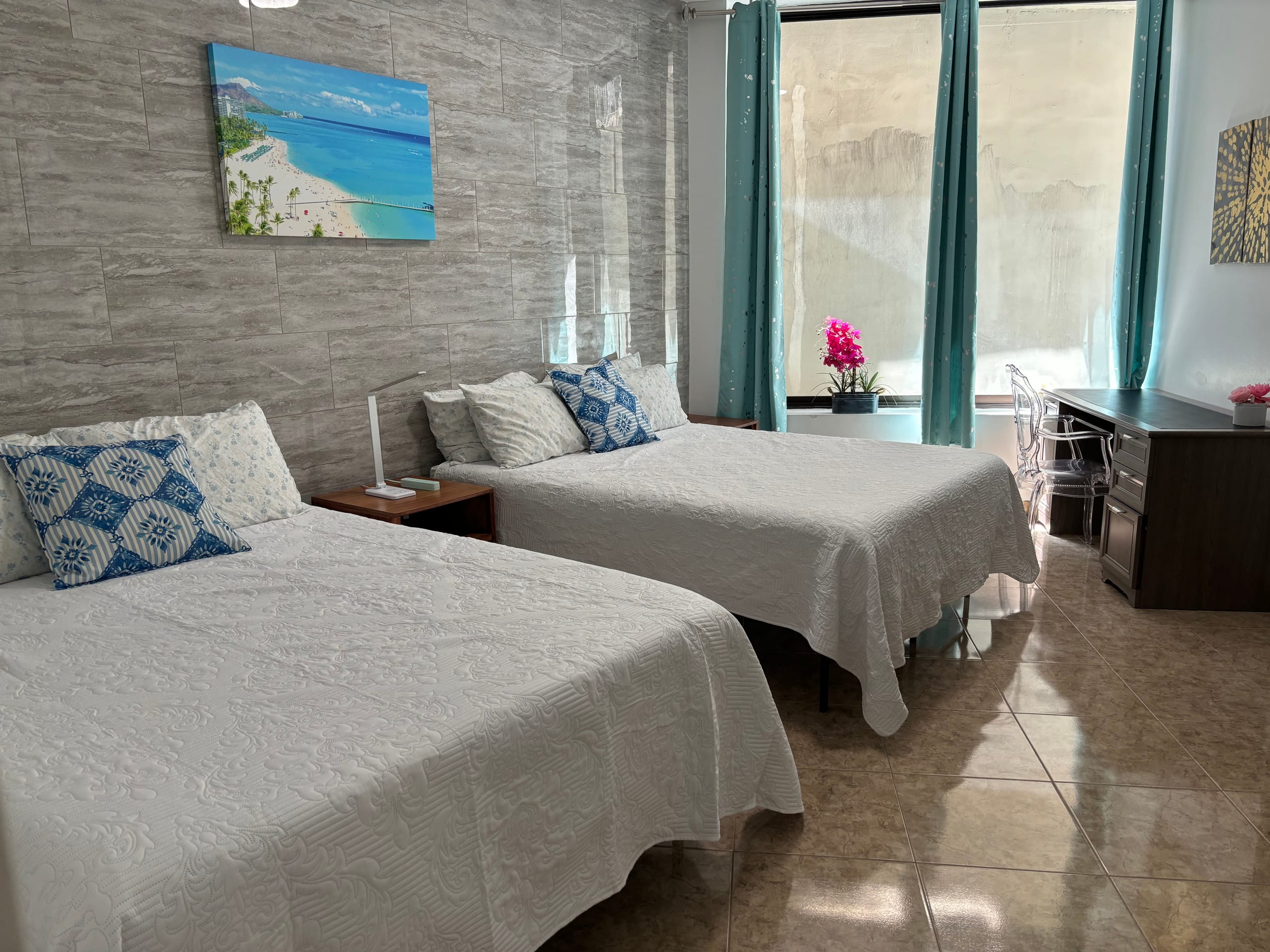 Condo in Honolulu · ★4.76 · 2 bedrooms · 4 beds · 1 private bath - Image 2