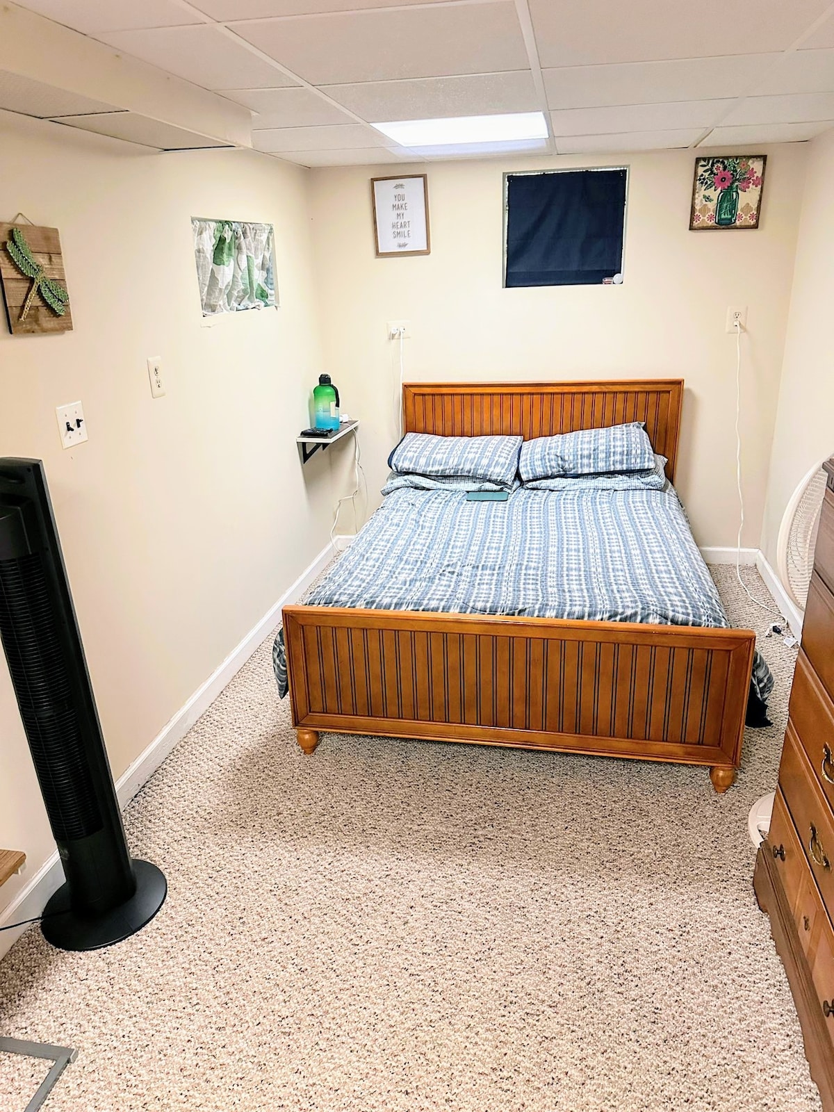 El piso del dormitorio es una alfombra y tienes mucha luz durante el día y puedes abrir las dos ventanas para que las brisas entren desde el patio trasero.