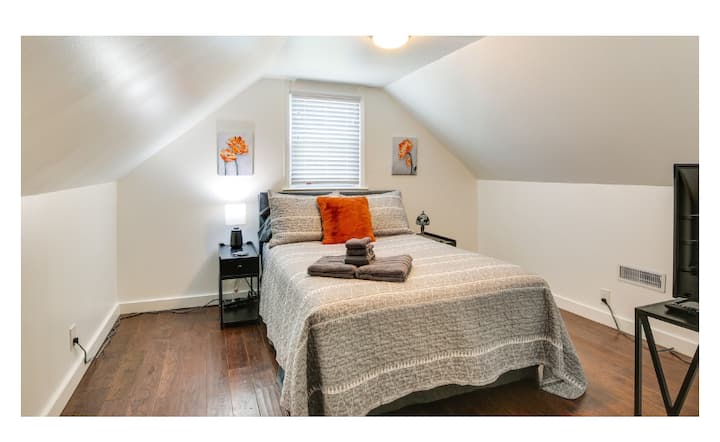 Spálňa na poschodí so stojanom na batožinu/ televízorom 