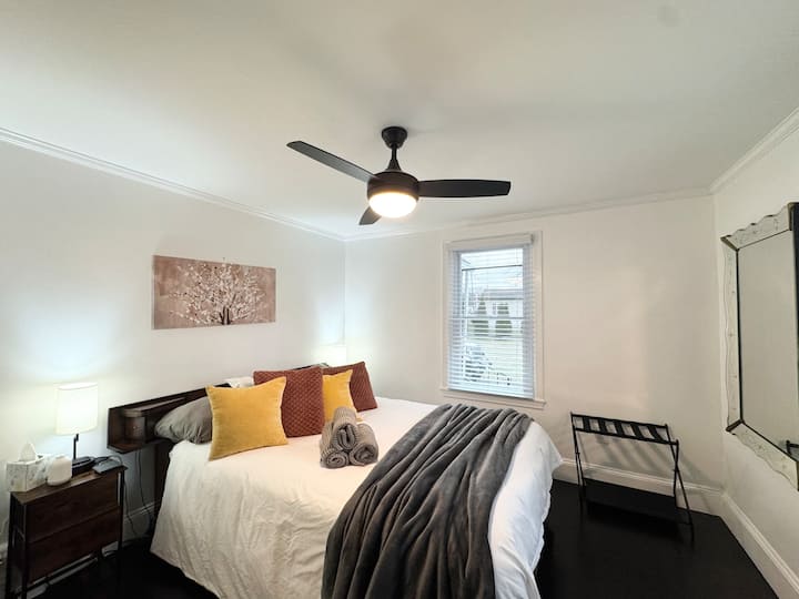 Spálňa na 1. poschodí s matracom veľkosti Queen! Stojan na batožinu/zrkadlo/televízor