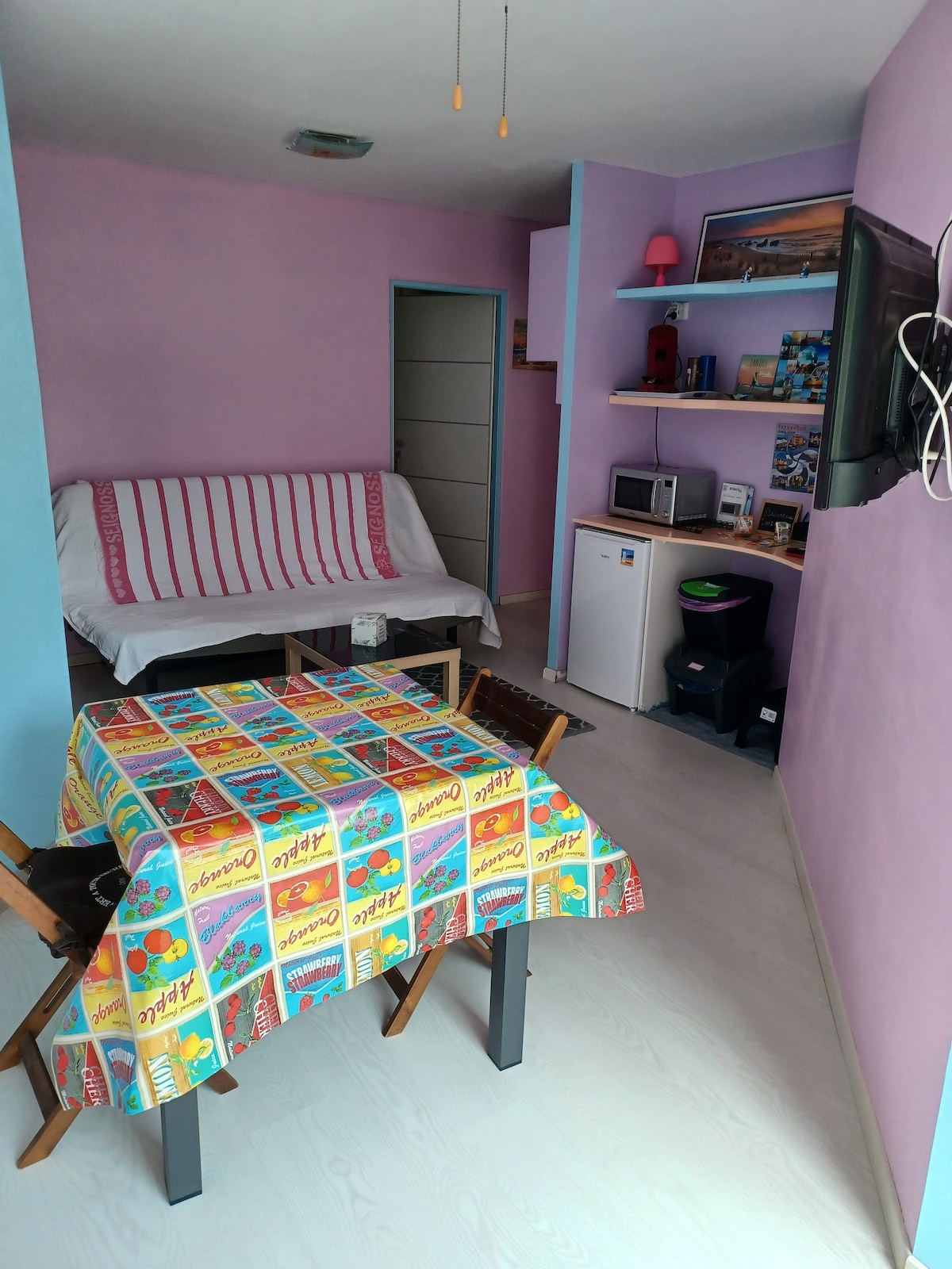 نظرة عامة على منطقة المعيشة وتناول الطعام، في انتظار الانتهاء من المطبخ في نهاية عام 2025