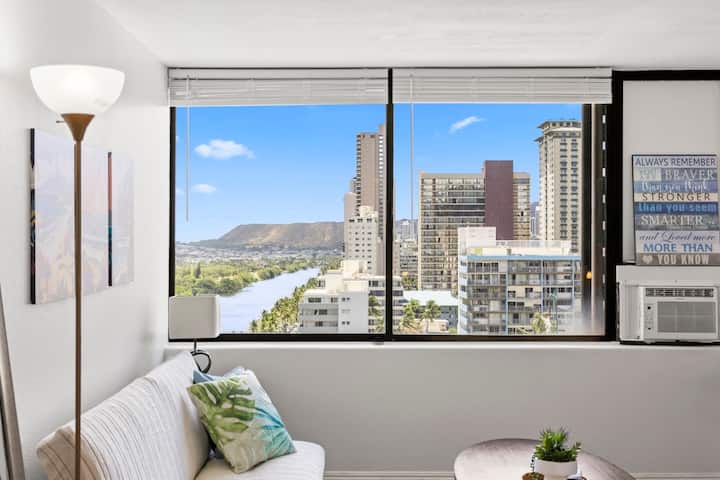 Stunning Canal & Ocean View! Waikiki Best Value - Honolulu, HI