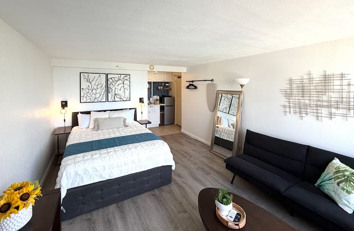 Stunning Canal & Ocean View! Waikiki Best Value - Honolulu, HI