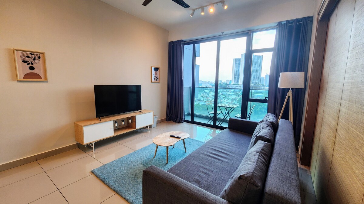 Amplia sala de estar con un televisor Google 4K de 50 pulgadas con Netflix 4K, YouTube Premium y WiFi rápido de 200 Mbps para una transmisión fluida.