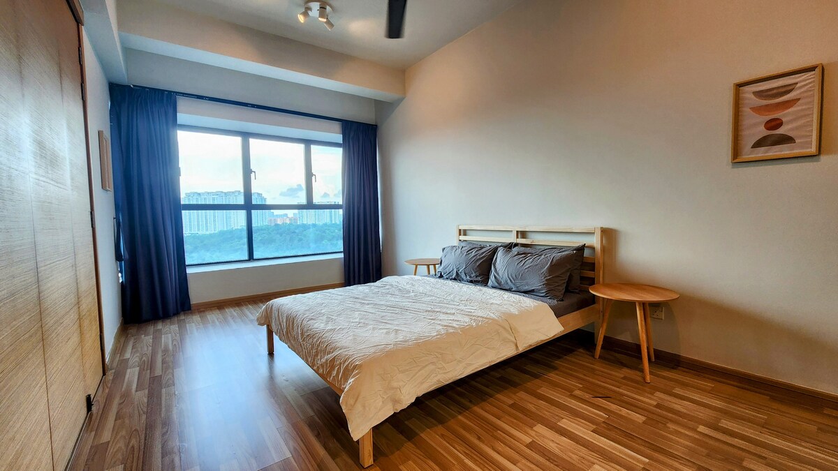 Encantador dormitorio de temática sueca con una cama tamaño queen IKEA, acogedora iluminación con focos y cortinas opacas para un sueño reparador con estilo y comodidad.