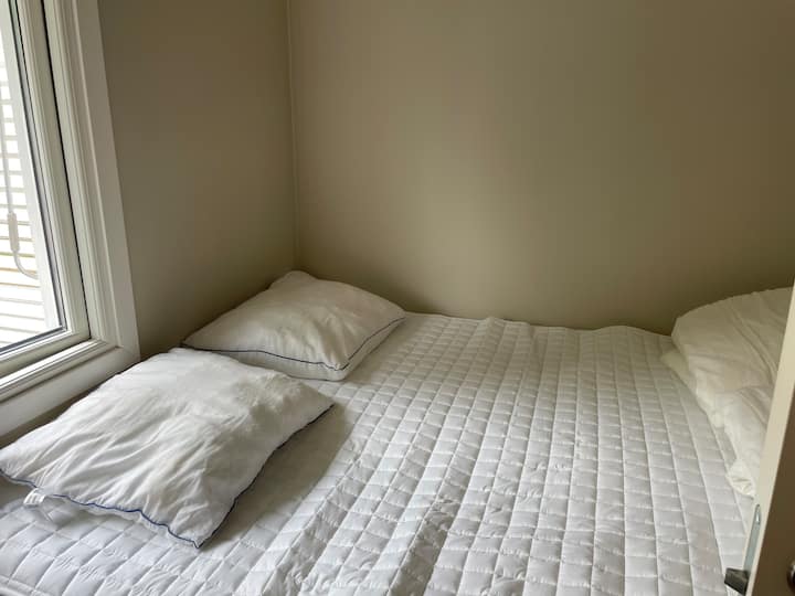 Საძინებელი ორადგილიანი საწოლით, რომლის ზომაა 140 სმ. Გაითვალისწინეთ, რომ საწოლი არის 190 სმ სიგრძის და ოდნავ მოკლეა, ვიდრე ჩვეულებრივი საწოლი, რომელიც, როგორც წესი, 200 სმ-ია.