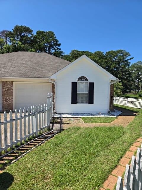 Home next to R Barnett Reservoir!