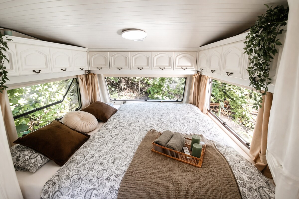 אזור ישיבה גדול לשינה ומנוחה בגודל 1.80 מ' x 2.00 מ' עם נוף לאזור הכפרי.