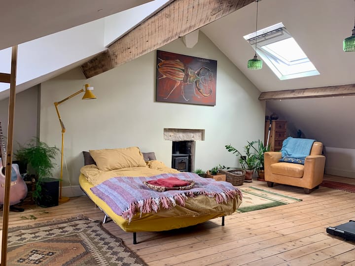 זוהי ספה נפתחת שניתן לסדר על פי בקשה כדי לישון בנוחות, מה שהופך את החדר לחדר זוגי או חדר משפחה (עם מיטת קינג סייז גם כן).