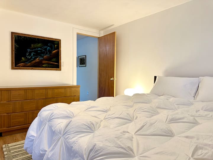 ห้องนอน 2 เหมาะสำหรับผู้ใหญ่และเด็ก ตู้ลิ้นชัก 6 ลิ้นชักที่กว้างขวางและตู้เสื้อผ้าเสริมพร้อมลูกบาศก์และถังขยะทำให้เหมาะสำหรับนักเดินทางที่มีเด็กๆหรือของพิเศษ! ห้องนี้ยังมีโต๊ะทำงานโคมไฟและเก้าอี้สำนักงาน!