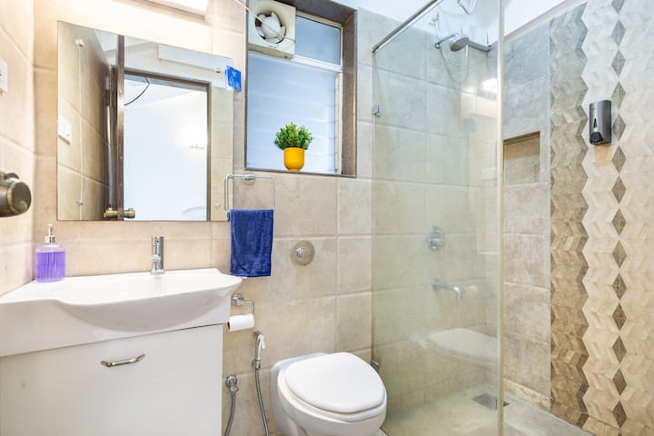 Full bathroom 3 image 1