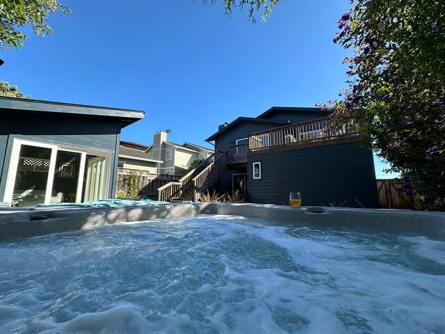 Spacious Coastal Retreat near the Harbor/Beaches gallery image 2