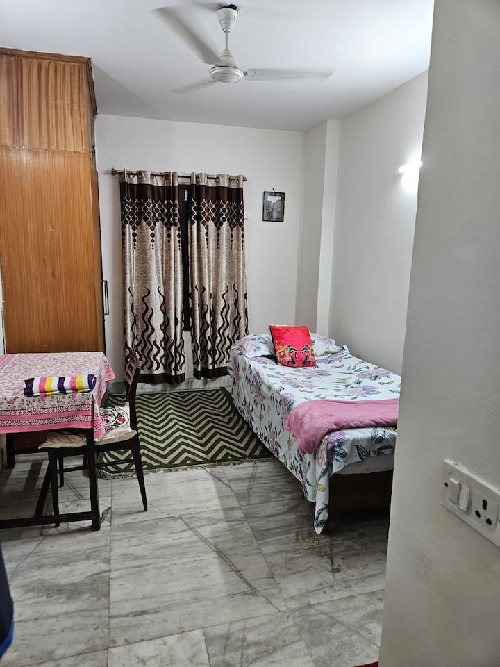 Privateapartment 1st Floorwidbathkitchen+fridge - New Delhi