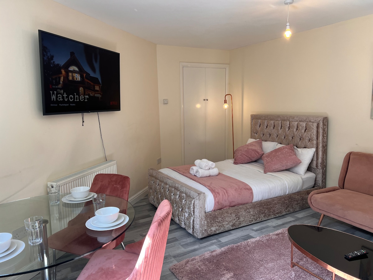 Popular Airbnb listing: Pink Paradise in Central Luton in Hyde