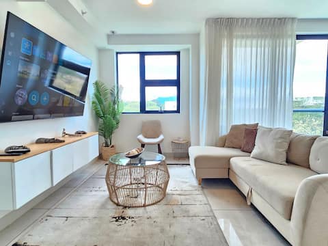 Stylish Apt Near Airport • Pool, Gym + Rooftop