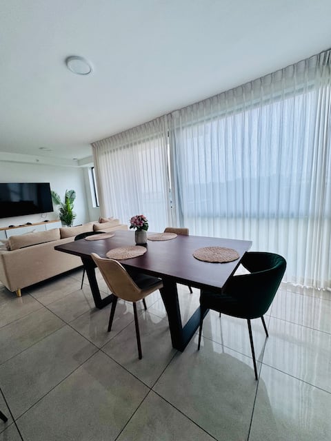 Stylish Apt Near Airport • Pool, Gym + Rooftop