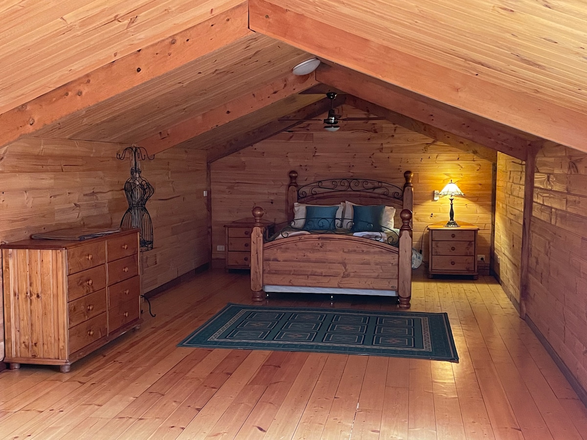 Krevat dopio "Queen" në katin e sipërm në hapësirën e loftit