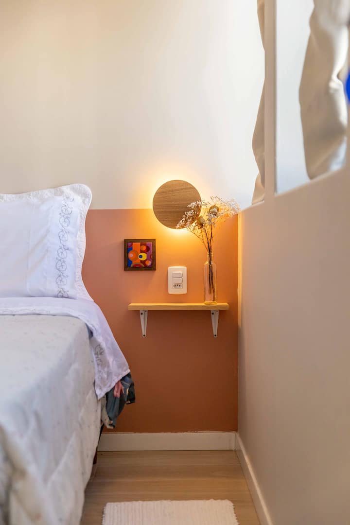 Detalle del dormitorio con la cama queen.