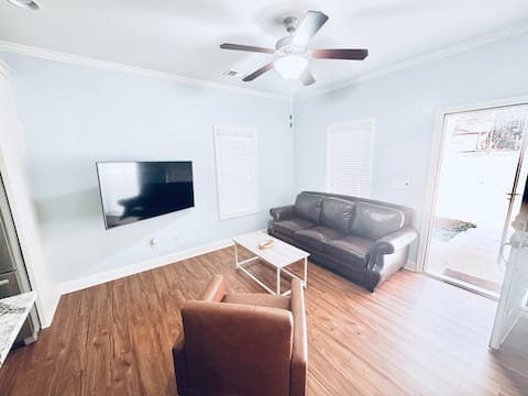 Successful Airbnb property: Charming 2-bedroom Cottage with Pool and Hot Tub in Snellville