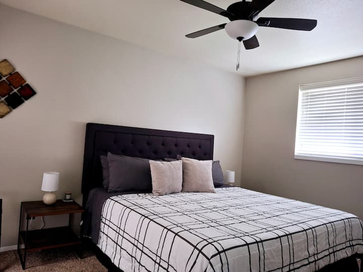 Cama e travesseiros confortáveis. O quarto inclui porta-bagagens para sua mala e um ventilador para ajudar a controlar a temperatura.