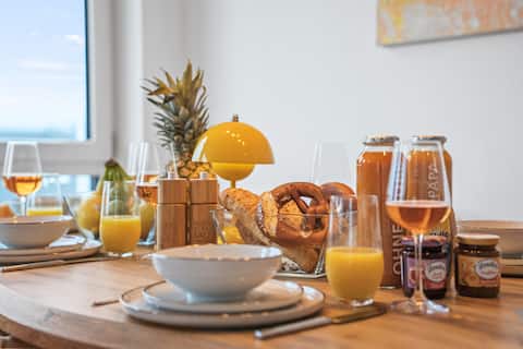 Home port with lake & mountain views