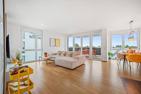 Home port with lake & mountain views