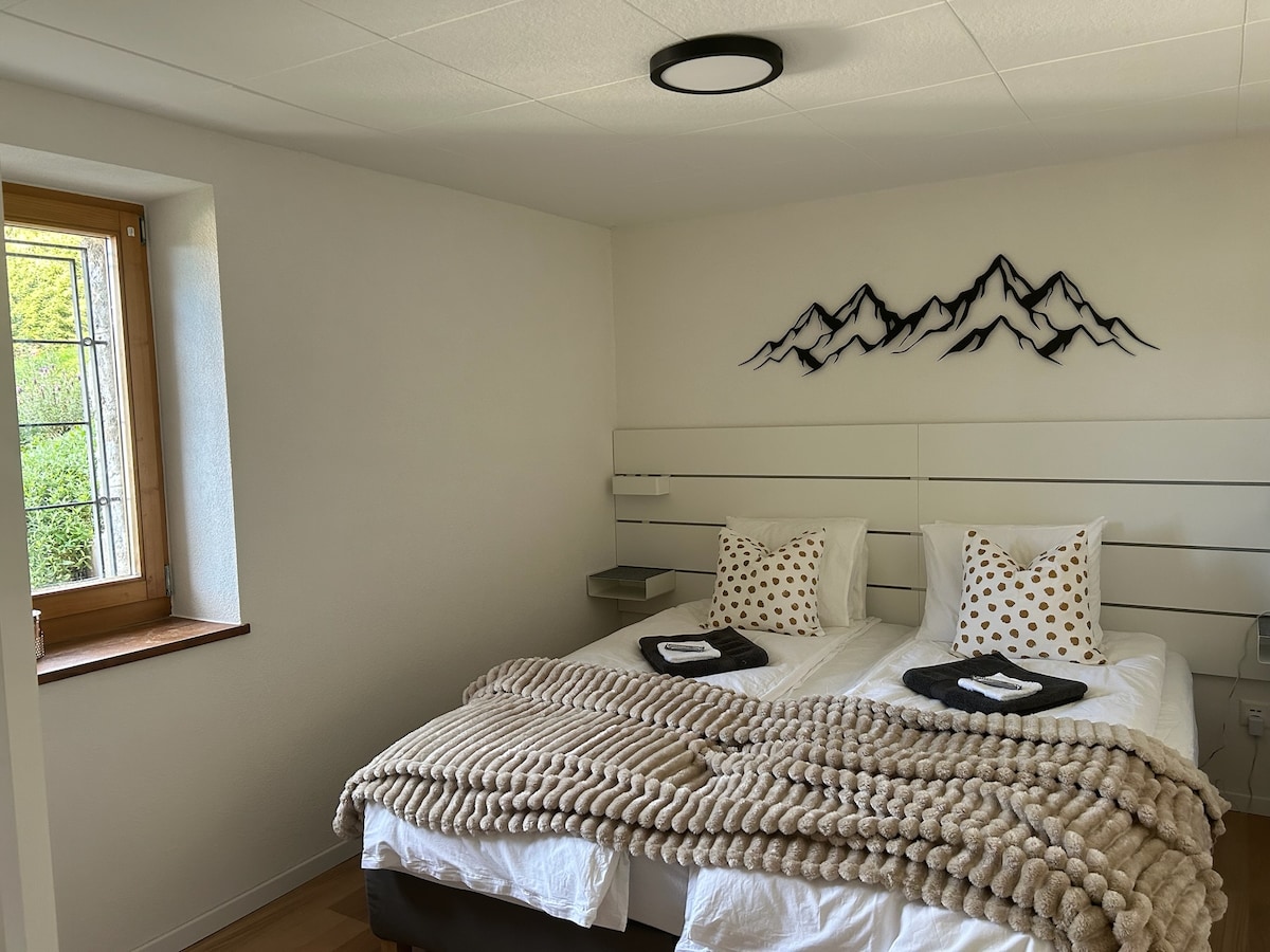 La cama se puede configurar como doble o 2 individuales.