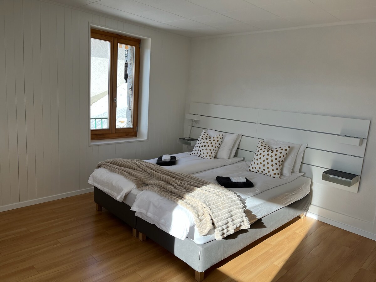 La cama se puede configurar como doble o 2 individuales. 