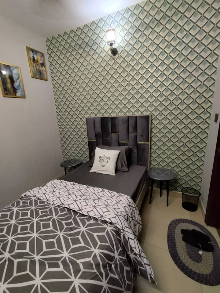 „Útulné nastavenie jednolôžka:

- Pohodlná samostatná posteľ na pokojný spánok
- Pohodlné odkladacie stolíky na ľahký prístup k základným potrebám
- Svetlo zatemňujúce miestnosť nad posteľou, ktoré vám umožní ovládať osvetlenie a vytvoriť pokojnú atmosféru. “