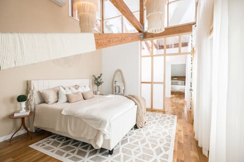 Designer 3BR Treehouse w/ Soaking Tub & Skylights