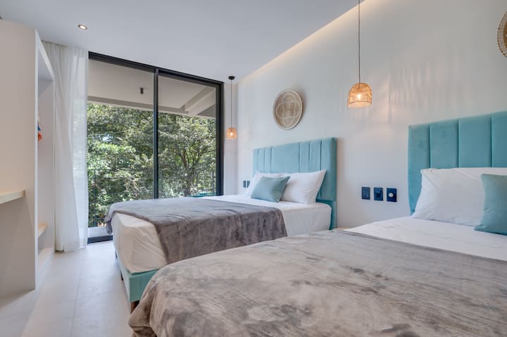 Queen Bedroom #3
Vitanda 2 vya ukubwa wa queen
Mwonekano wa msitu