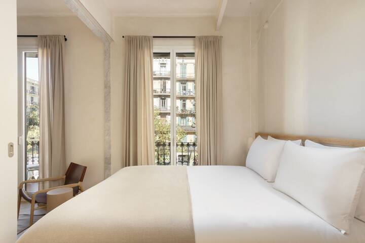 NEW Luxurious apartment in the heart of “Eixample” gallery image 4
