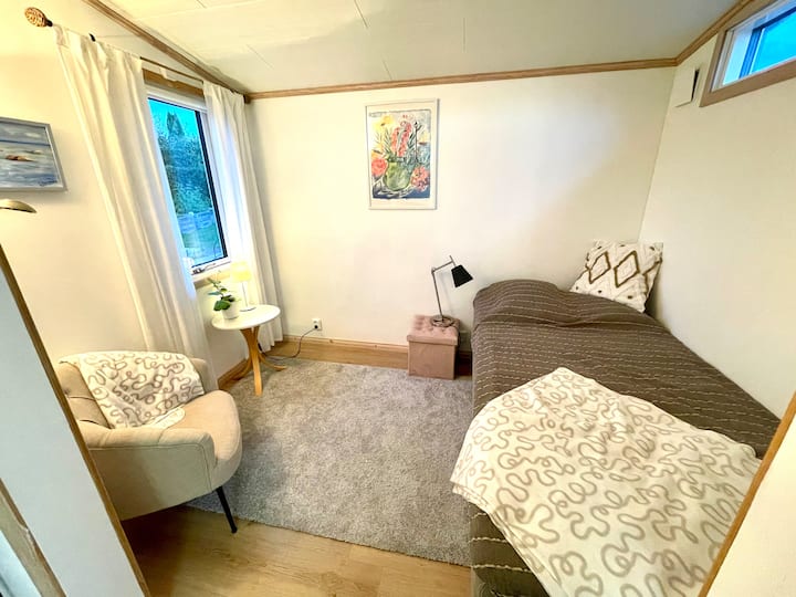 Tu môžete vidieť posteľ, ktorá je široká 105 cm, ako aj pohodlné kreslo, stôl a dobré osvetlenie. Mäkký pohodlný koberec, na ktorý si môžete položiť nohy. Ak chcete matrac navyše položiť na podlahu, ak ste dvaja, zariadime to. 