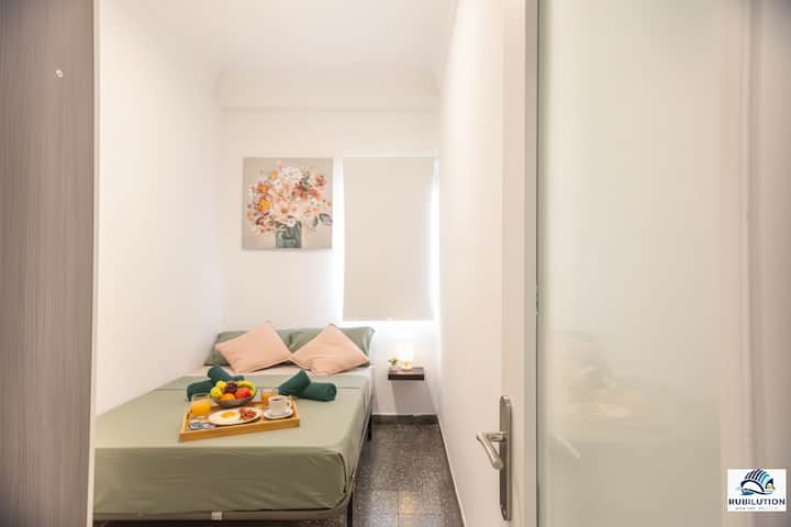 Chumba cha kulala chenye nafasi kubwa na chenye starehe, kilicho na kitanda kikubwa