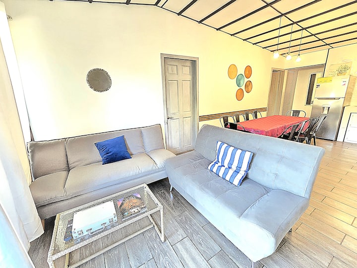 Salón con sofá cama cómodo y sofá