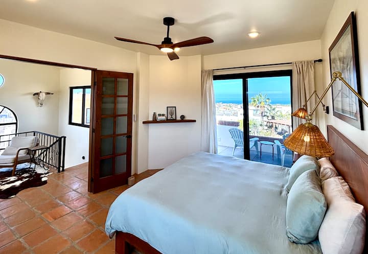 להתעורר עם נוף לים ושפע של אור טבעי. הדלתות הצרפתיות הכפולות נפתחות לאזור הישיבה בקומה העליונה, ומספקות מרחב מחיה נוח ומרווח. 