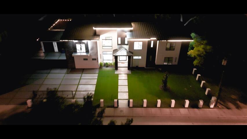 Stunning Dallas Mansion – Luxurious, Spacious, New gallery image 3