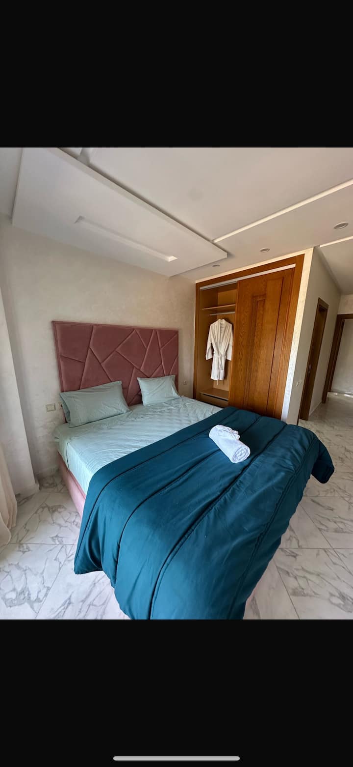 חדר שינה מפואר עם מיטת קינג סייז 180x200, ארון בגדים מרווח ומתלה בגדים, חדר רחצה פרטי ומרפסת עם שולחן ושני כיסאות, לחוויית נוחות ואלגנטיות מושלמת באווירה נקייה ונוחה.
