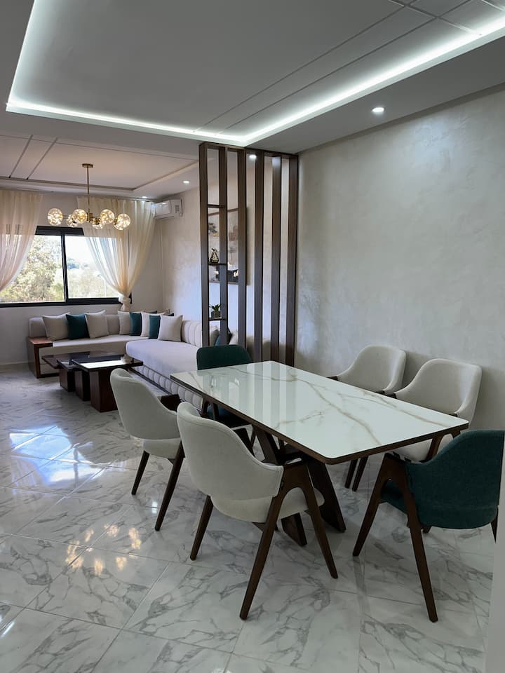 בסלון יש עיצוב אופנתי ומרווח, המצויד בטלוויזיית LG גדולה בגודל 75 אינץ' המעניקה חוויית צפייה קולנועית. בחדר יש שתי ספות נוחות, הראשונה באורך שני מטרים והשנייה באורך שלושה מטרים, המספקות נוחות מושלמת לישיבה ומנוחה