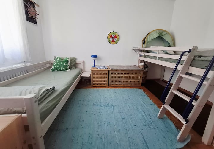 Dječja soba, prozor na ulici. 2 kreveta 90 x 200, radni stol 140 x 60 cm.