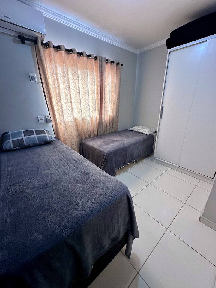 Спалната соба содржи два (2) единечни кревета и подлога на склопување ако треба да спиете уште едно лице во креветот што се продолжува под него. Вклучена е постелнина + перница!

Исто така, има клима уред за ваша најголема удобност во жешките денови:)