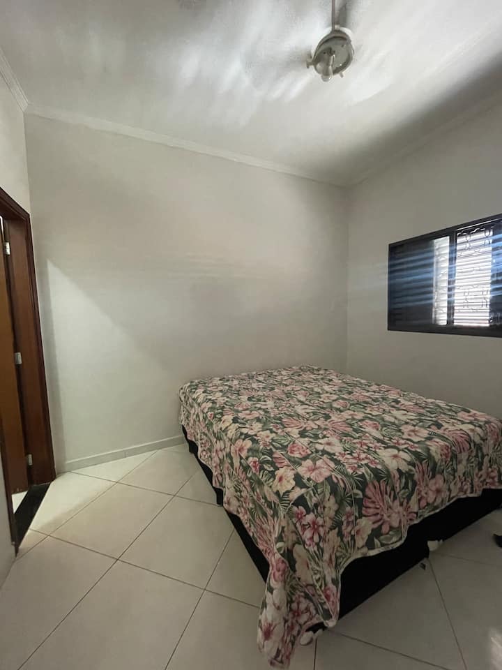 Соба со брачен кревет (широк 150-179 см), тавански вентилатор со далечински управувач и приватна бања.